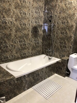 Shower, free toiletries, towels - Legphel Hotel (Phuntsholing)