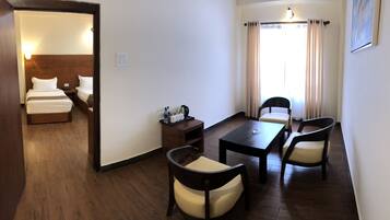 Standard Triple Room, Multiple Beds | Living area