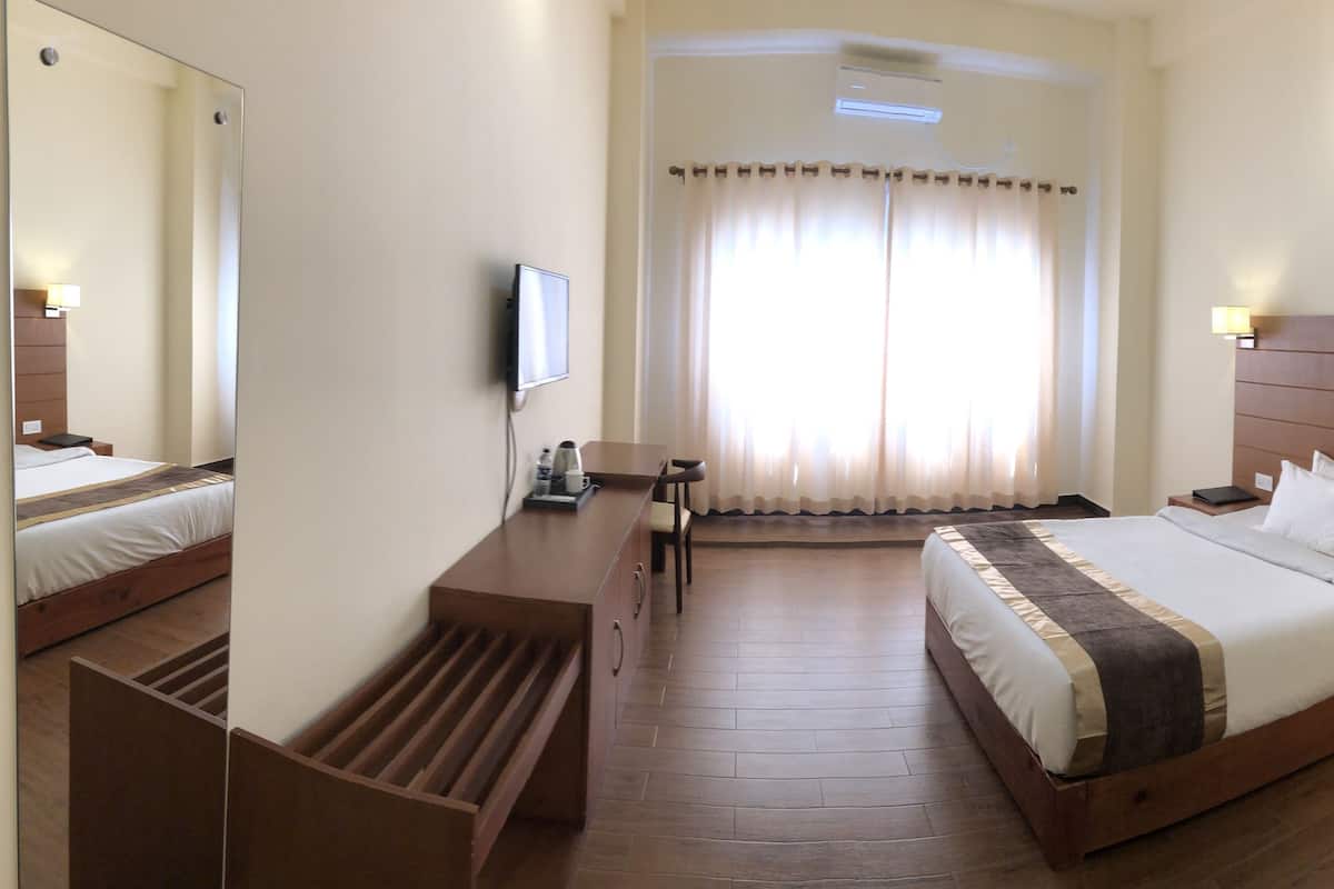 Standard Single Room, 1 Queen Bed | In-room safe, individually furnished, desk, blackout drapes