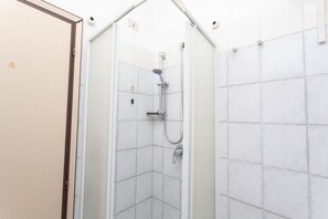 Shower, bidet, towels - M062 - Marcelli, seafront penthouse (Marcelli)