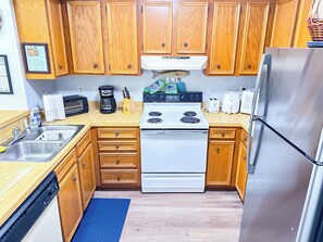 ثلاجة، ميكروويف، فرن، موقد طهي مسطح