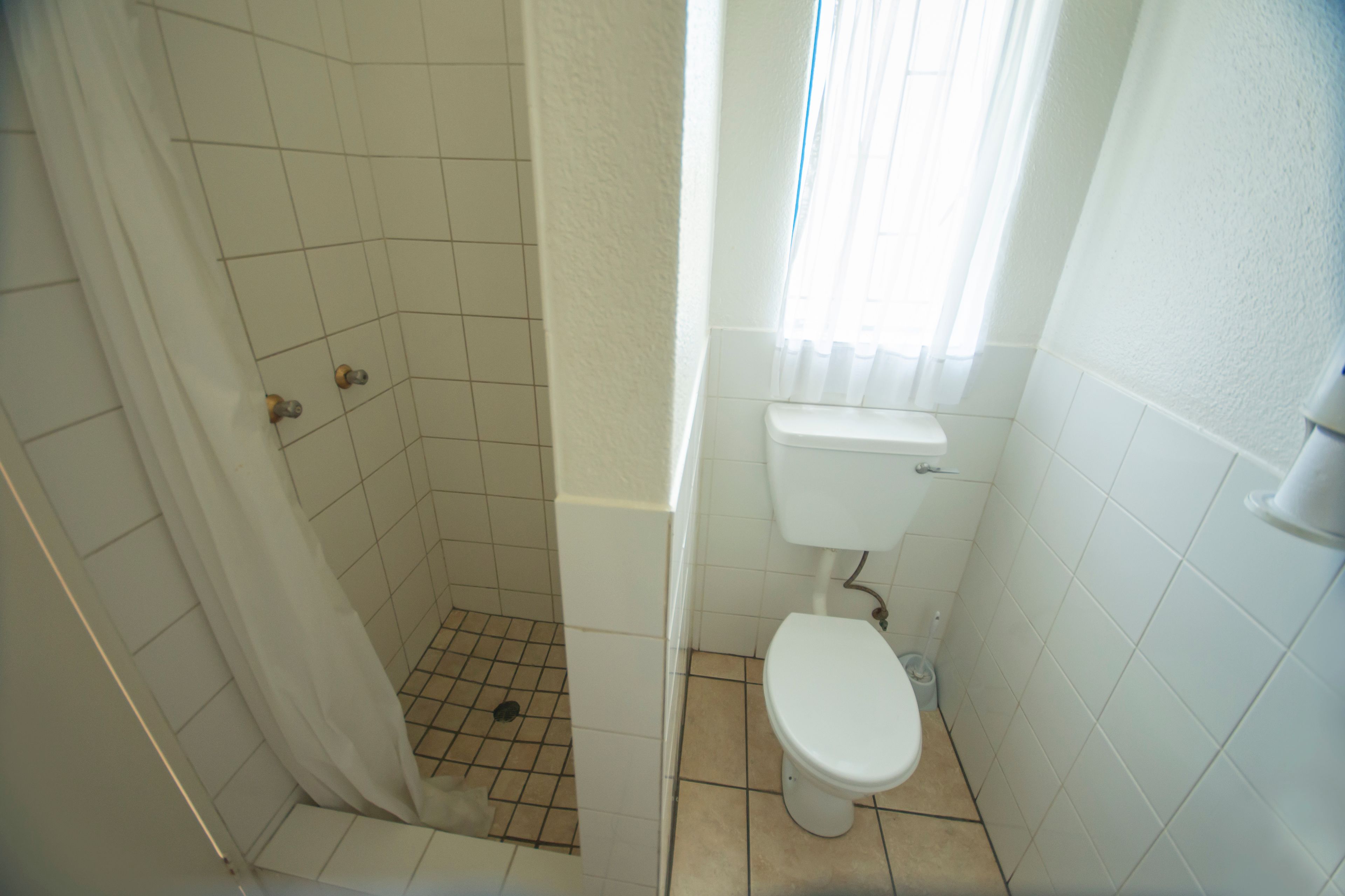 Chuveiro, toalhas de banho