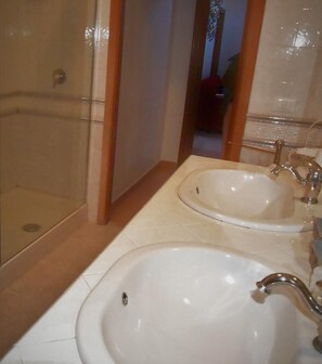 Habitación doble clásica, Terraza | Baño | Regadera, amenidades de baño gratuitas, secadora de cabello, bidet 