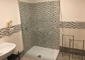 Comfort-Dreibettzimmer, Terrasse | Badezimmer