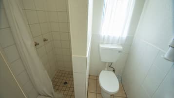 Standardzimmer | Badezimmer | Dusche, Handtücher