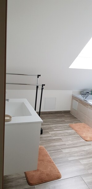 Hårføner og toalettpapir