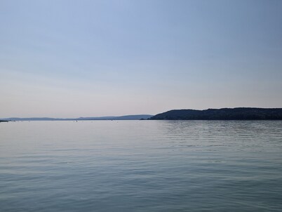 Sunshine Beach House DIRECTLY ON THE LAKE, ROWBOAT, Garden/barbecue island, WiFi