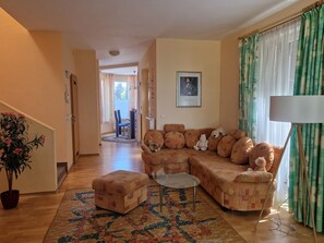 TV - Sunshine Beach House DIRECTLY ON THE LAKE, ROWBOAT, Garden/barbecue island, WiFi (Szántód)