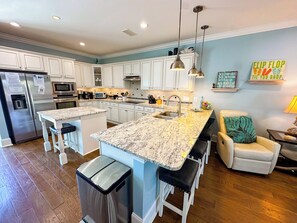 Kylskåp, mikrovågsugn, ugn och spishäll