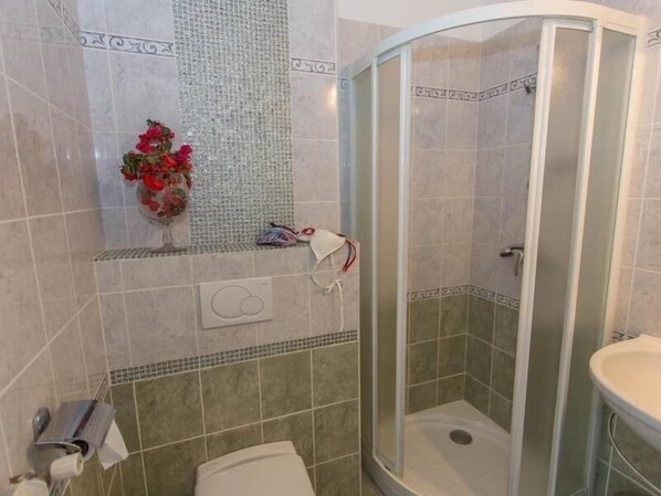 A bathroom with a shower, toilet, and sink. - Seafront studio with terrace, near beaches and center, Free Wifi (Menton)