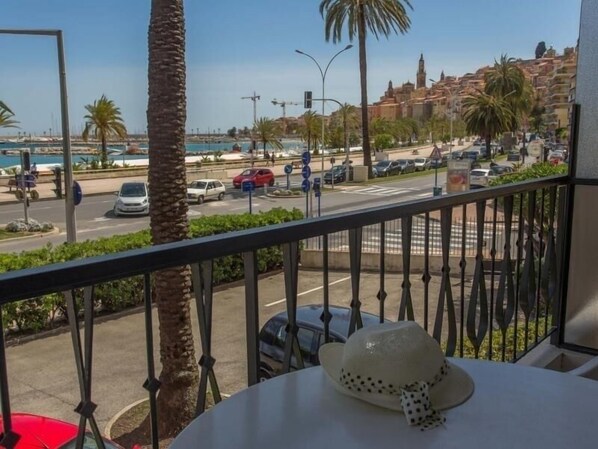 Outdoor dining - Seafront studio with terrace, near beaches and center, Free Wifi (Menton)