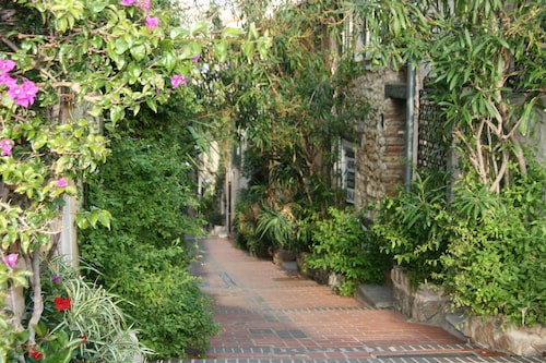 CHARMING T2 IN THE HEART OF THE OLD TOWN - QUIET - 100 M SEA AND MARKET