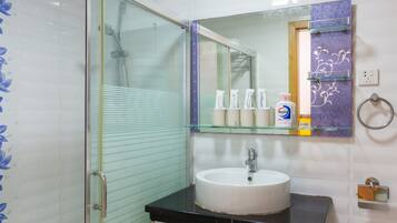 Comfort-Apartment, 2 Doppelbetten | Waschbecken im Bad