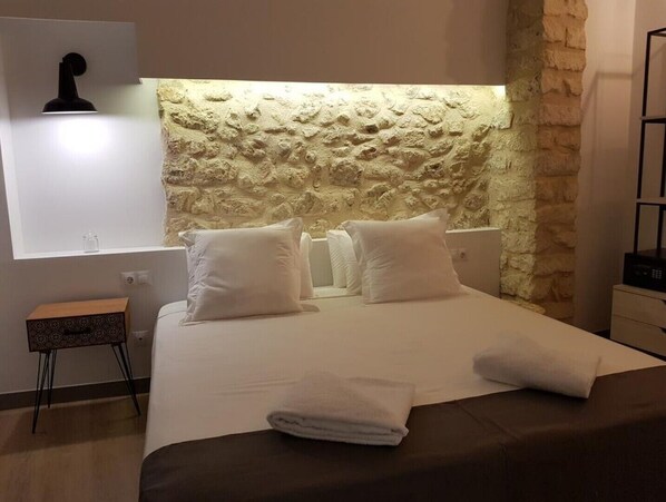 2 chambres, coffres-forts dans les chambres, fer et planche à repasser