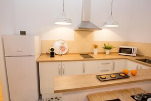 Réfrigérateur, micro-ondes, plaque de cuisson, cafetière/bouilloire