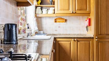 Fridge, oven, stovetop, coffee/tea maker