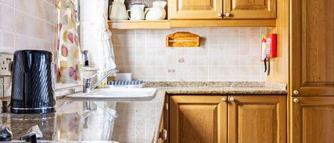 ثلاجة، فرن، موقد طهي مسطح، ماكينة لصنع القهوة/الشاي