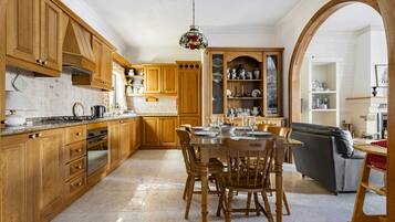 Fridge, oven, stovetop, coffee/tea maker