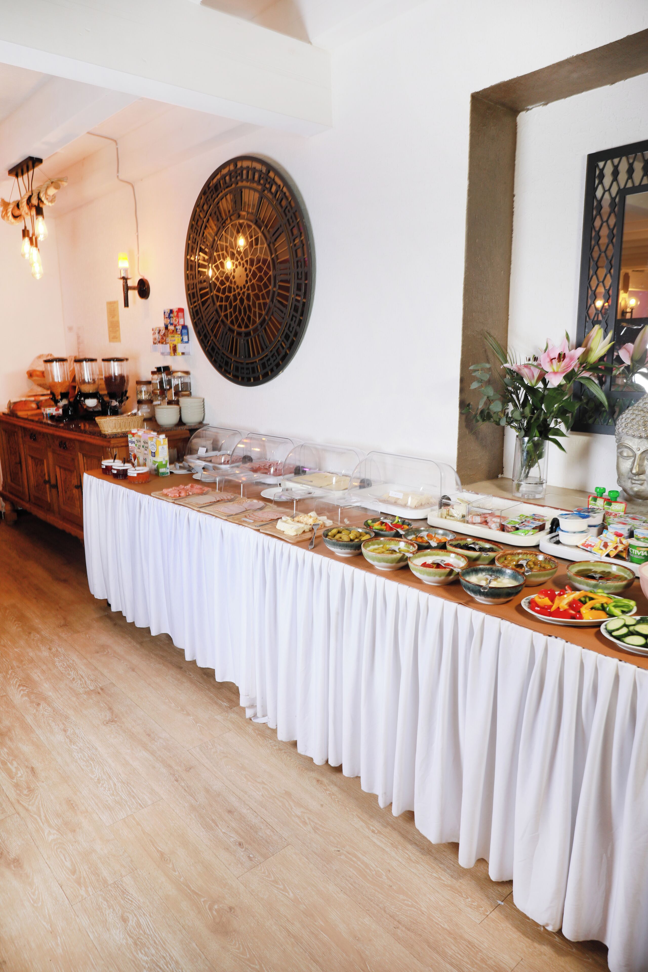 Un buffet proposant une variété de plats et agrémenté d’un élément décoratif mural.