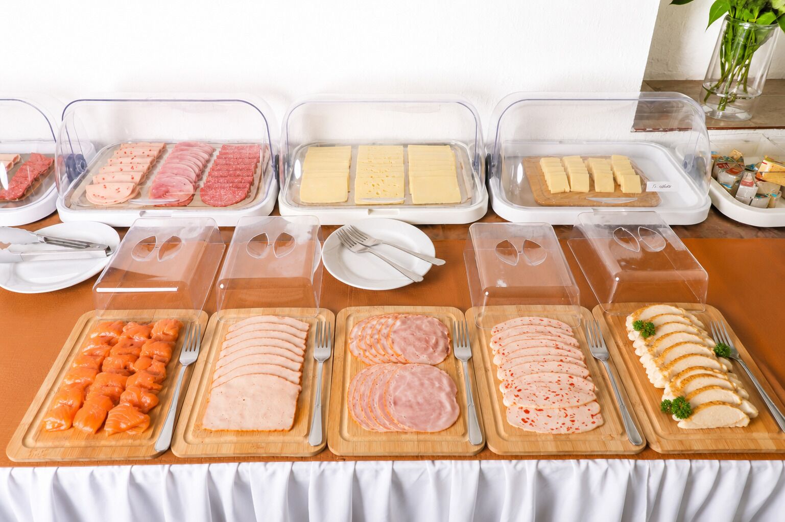 Uma mesa de buffet com diversos alimentos e utensílios.