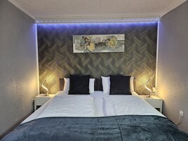 Escritorio, wifi gratis y ropa de cama 