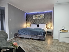 Escritorio, wifi gratis y ropa de cama 