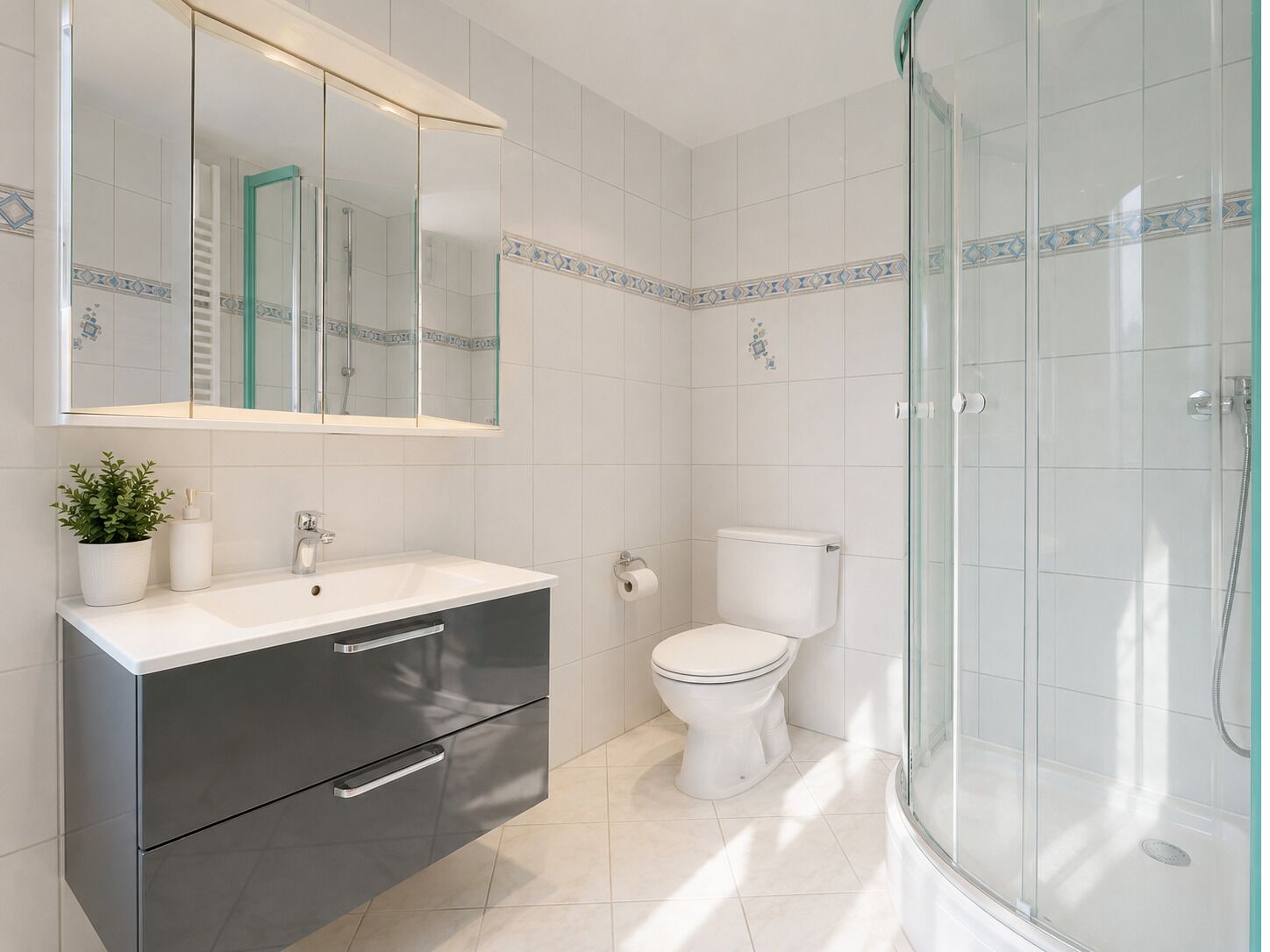 Basic Triple Room | Bathroom | Hair dryer, towels, soap, shampoo