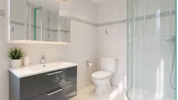Basic Triple Room | Bathroom | Hair dryer, towels, soap, shampoo