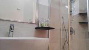 Apartment, 2 Schlafzimmer, Balkon, Meerblick | Badezimmer | Haartrockner, Bidet, Handtücher