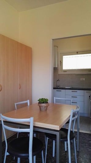 Apartamento, 1 quarto, sacada, vista para o mar | Opções para refeição no quarto