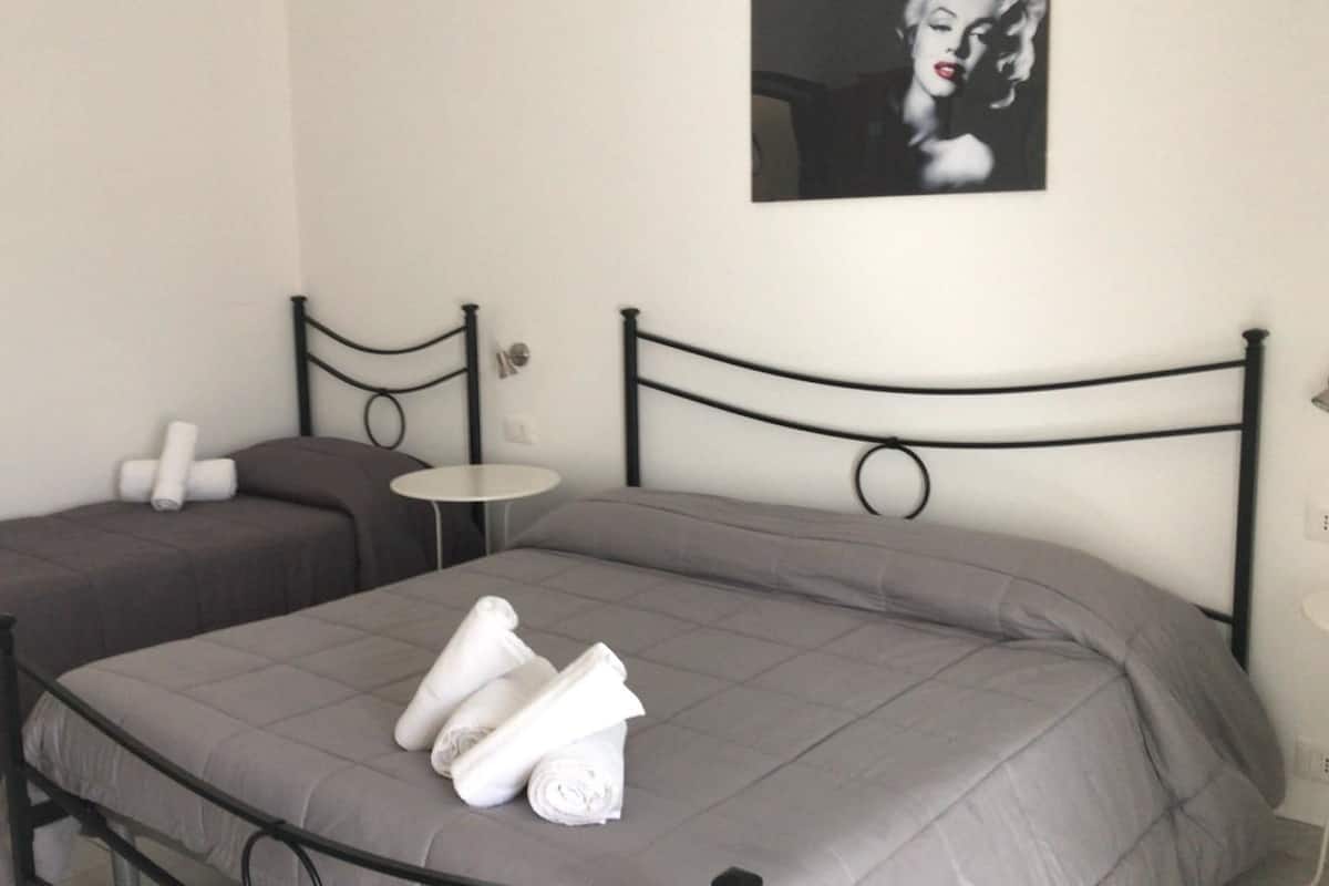 Double Room | 1 bedroom, desk, rollaway beds, free WiFi