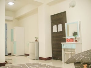 Habitación cuádruple básica | Escritorio, cortinas opacas, wifi gratis y ropa de cama