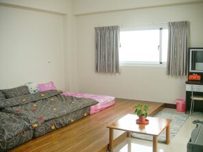 Quarto família | Escrivaninha, cortinas blackout, Wi-Fi de cortesia, roupa de cama