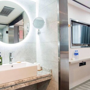 Standard Double Room | Bathroom sink - Vyluk Hotel Zhuhai Gongbei (Zhuhai)
