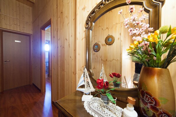 4 人部屋 ベッド (複数台) | デスク、ベビーベッド、WiFi (無料)、ベッドシーツ