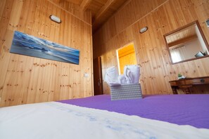 トリプルルーム ベッド (複数台) | デスク、ベビーベッド、WiFi (無料)、ベッドシーツ