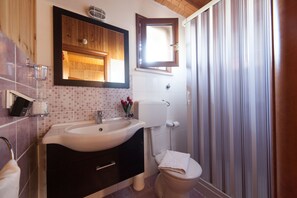 Quadruple Room, Berbilang Katil | Bilik Mandi | Pancuran mandi, pengering rambut, bidet, tuala disediakan 