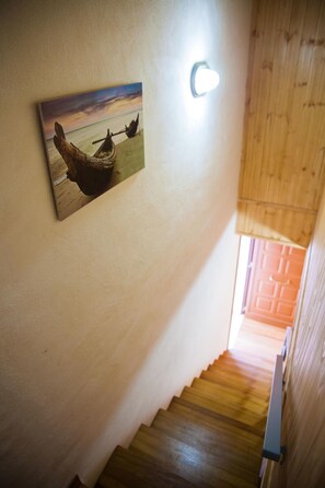 デスク、ベビーベッド、WiFi (無料)、ベッドシーツ