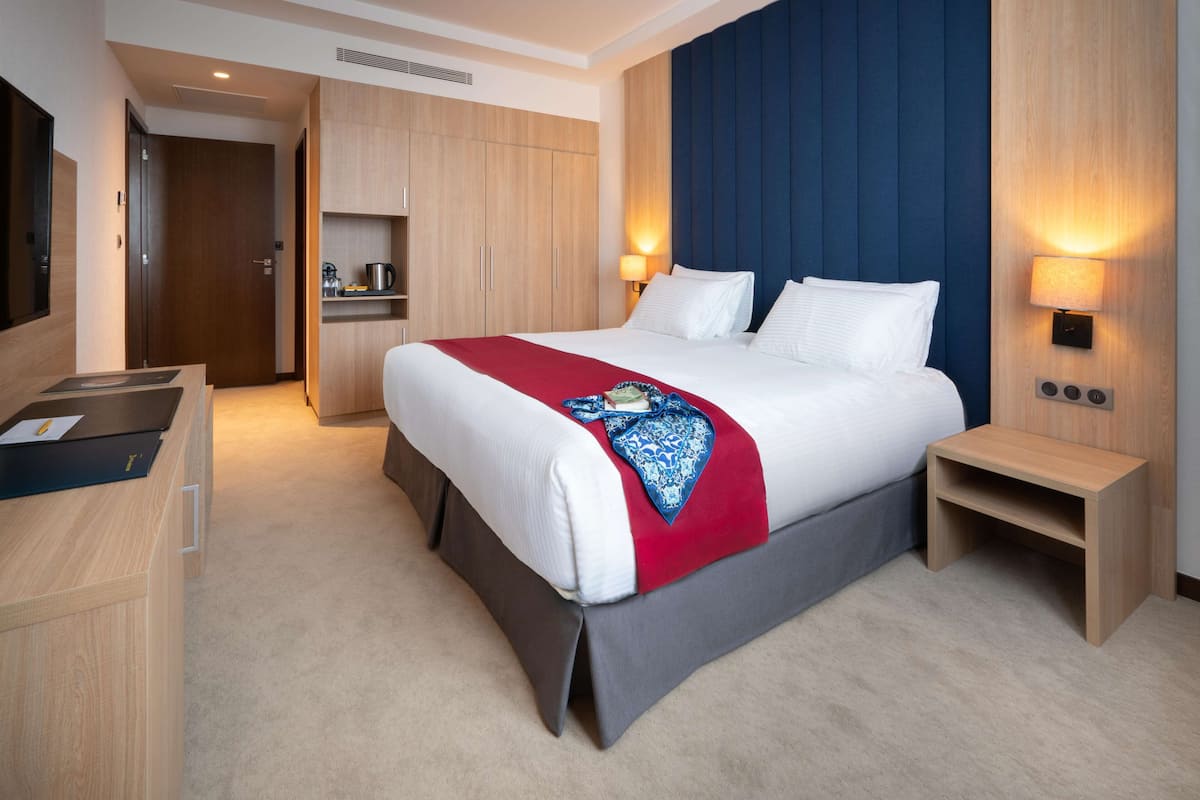 Junior Suite, 1 King Bed | Premium bedding, pillowtop beds, in-room safe, desk