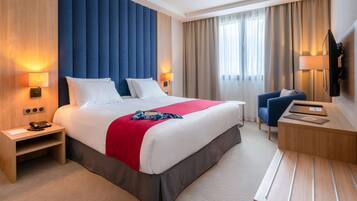 Standard Room, 1 King Bed | Premium bedding, pillow-top beds, in-room safe, desk