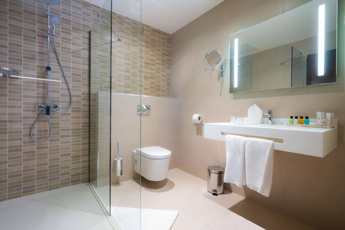 Dusche, Hydromassagedusche, umweltfreundliche Kosmetikartikel