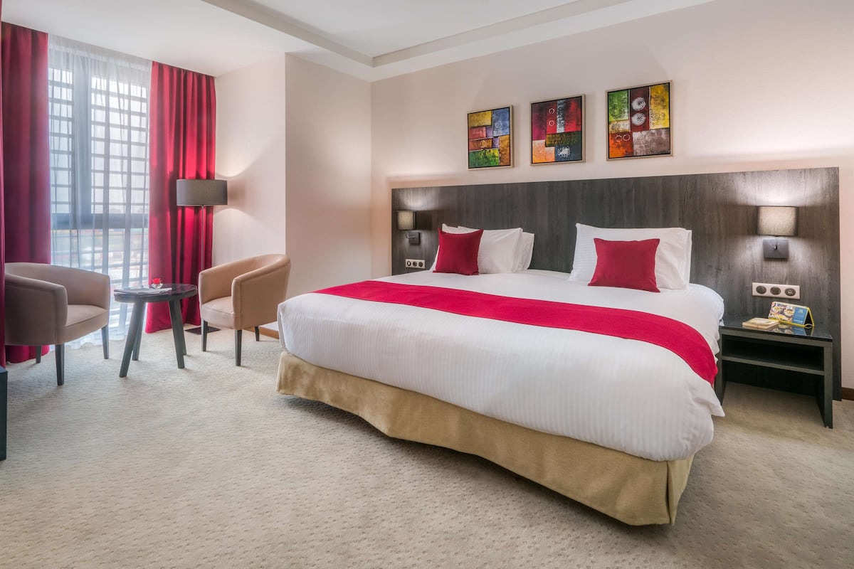 Executive Room, 1 King Bed | Premium bedding, pillowtop beds, in-room safe, desk
