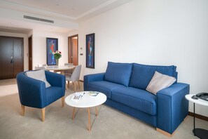 Suite Junior, 1 Tempat Tidur King | Seprai premium, bantalan ekstra lembut, brankas, dan meja kerja