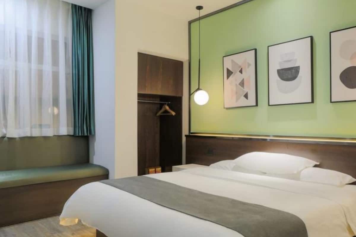 Blackout curtains, free WiFi, bed sheets