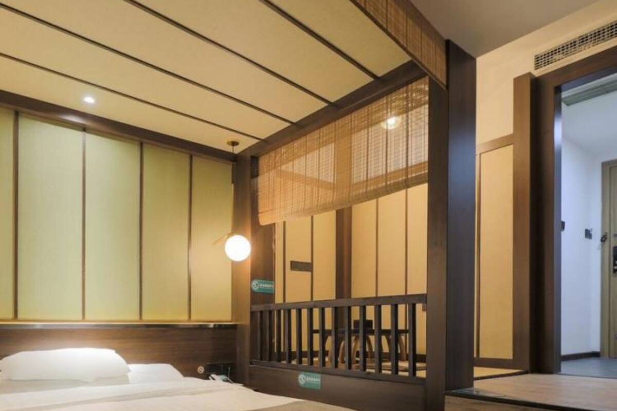 Blackout curtains, free WiFi, bed sheets