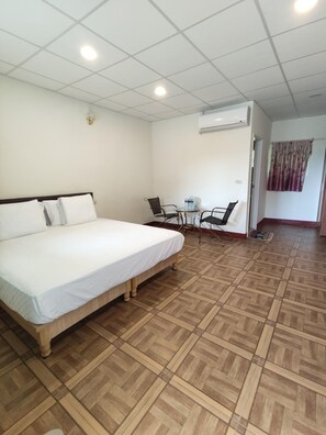 Een bureau, geluiddichte muren, gratis wifi, beddengoed