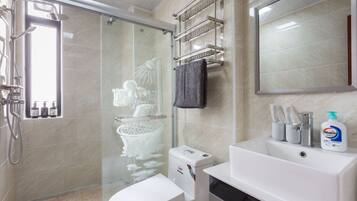 Comfort-Apartment, 4 Schlafzimmer | Badezimmer | Dusche, kostenlose Toilettenartikel, Hausschuhe