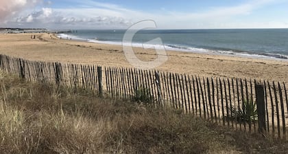 Studio idéal au centre-ville de La Tranche-sur-Mer, à 80m de la plage, avec balcon et aperçu mer