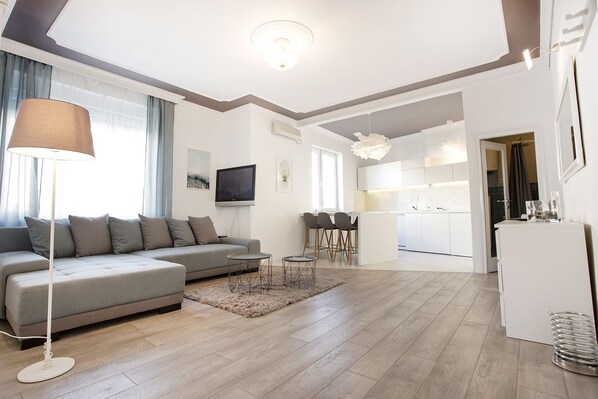 Apartment, Terrasse | Wohnbereich | Flachbildfernseher