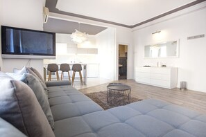 Apartment, Terrasse | Wohnbereich | Flachbildfernseher